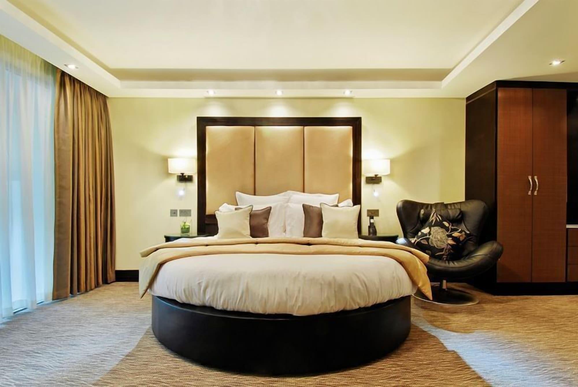 Montcalm Mayfair, Autograph Collection London Zimmer foto A bedroom at the Taj Bengal
