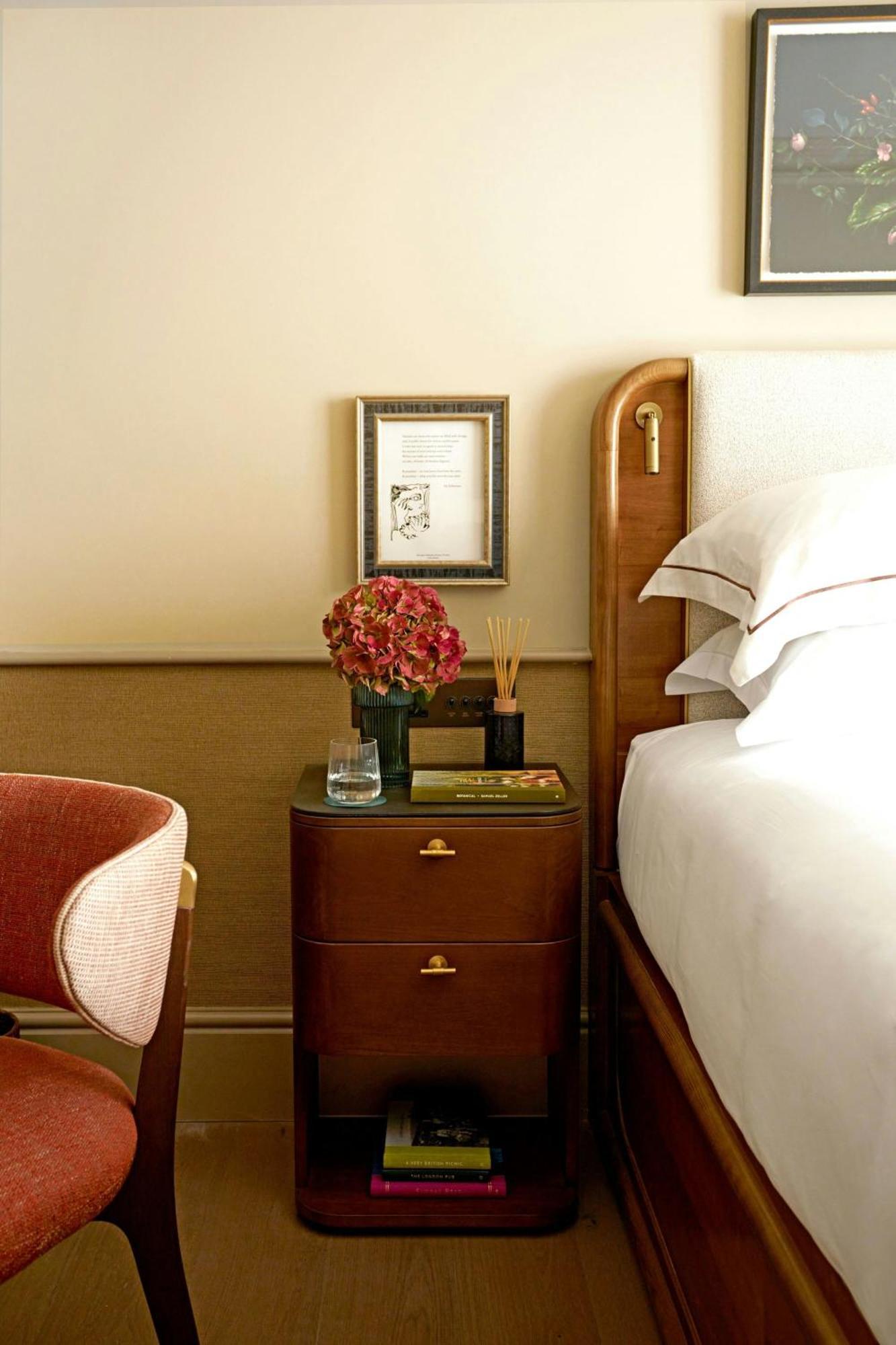 Montcalm Mayfair, Autograph Collection London Exterior foto A bedside table