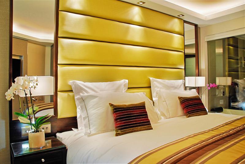 Montcalm Mayfair, Autograph Collection London Exterior foto A bedroom at the Mandarin Oriental, London